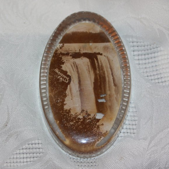 Vintage Horseshoe Falls, Niagara Falls Paperweight - Picture 1 of 4
